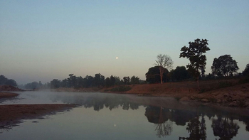 Flame of the Forest Safari Lodge: Mond über der Landschaft