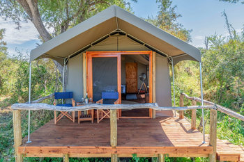 Losika Elephant Camp: Private Veranda mit Wein und Buschblick