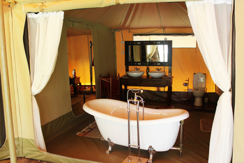 Mara Ngenche Safari Camp: Freihstehende Badewanne