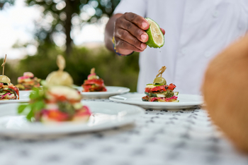 Mkomazi Wilderness Retreat: Koch garniert Amuse-Bouche im Busch