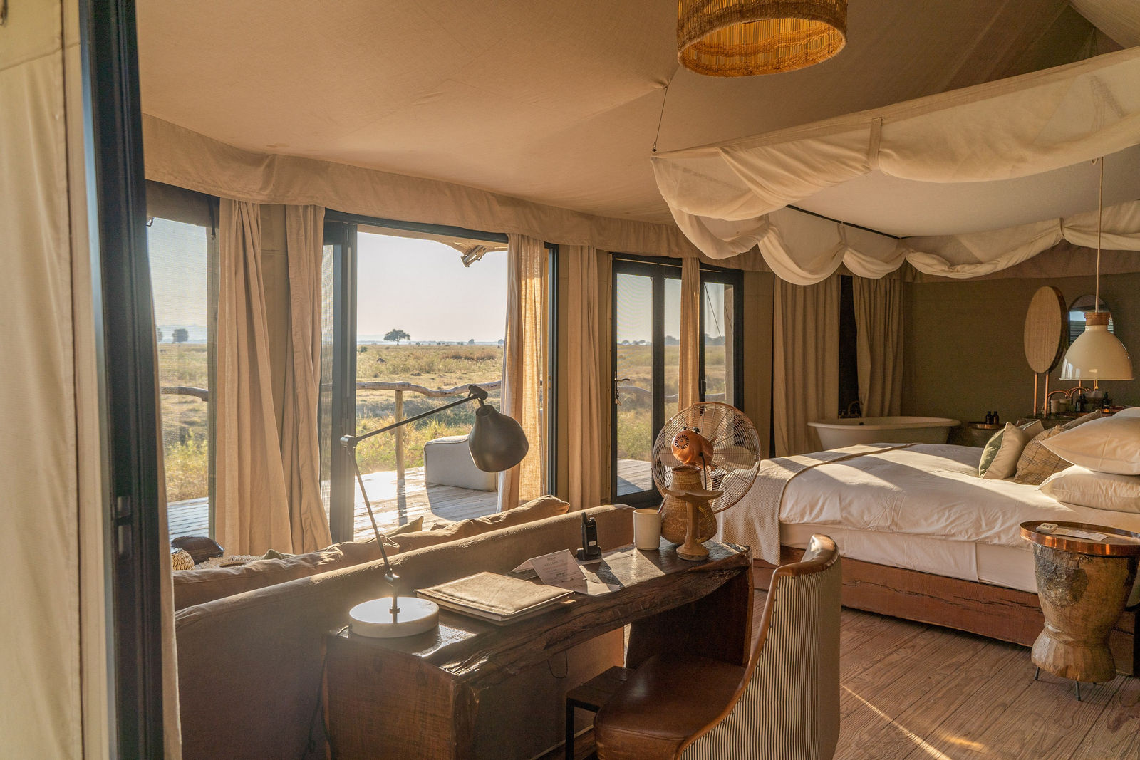 Nyamatusi Mahogany Camp Nyamatusi Mahogany Camp: Schlafzimmer Arbeitstisch