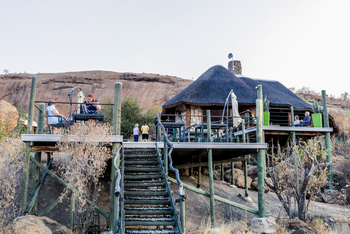 Ondudu Safari Lodge Ondudu Safari Lodge: Deck