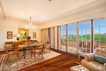 The Oberoi Amarvilas: Luxury Suite Esstisch