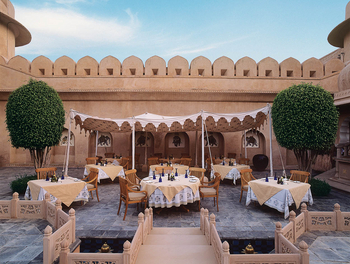 The Oberoi Rajvilas: Restaurant im Innenhof