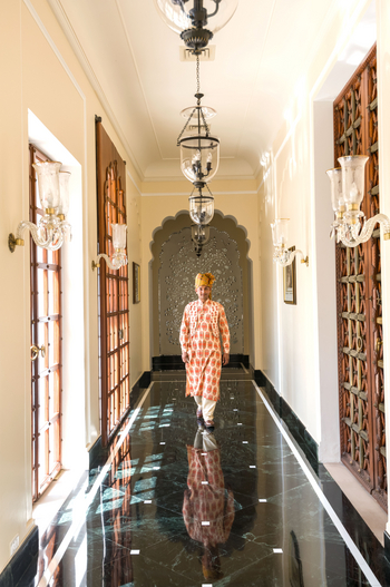 The Oberoi Vanyavilas Wildlife Resort The Oberoi Vanyavilas Wildlife Resort: Butler im Korridor