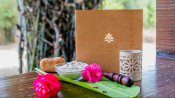 The Serai Bandipur: Blüten an der Spa-Rezeption