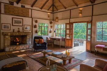 Volcanoes Bwindi Lodge: Lounge mit Kamin