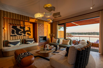 Anantara Tented Camp Kafue River: Lounge mit Flussblick und Stein-Couchtisch