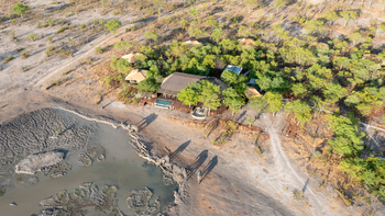 Camp Kuzuma: Lage an einem Wasserloch
