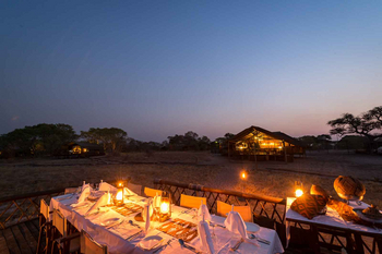 Camp Savuti: Speiseplattform und Hauptgebäude