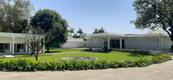 Chandela: Eingang und Außenansichten