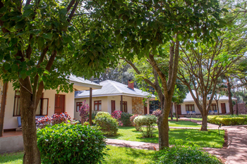 Country Lodge: Gepflegte Gartenanlage im Tageslicht