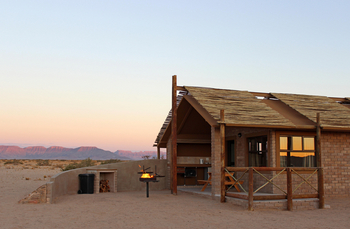 Desert Camp: Grill vor dem Cottage