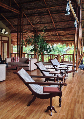 Diphlu River Lodge: Plantation Chairs