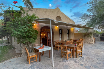 Fort Sesfontein Lodge: Abendliches Buschdinner unter warmen Laternen