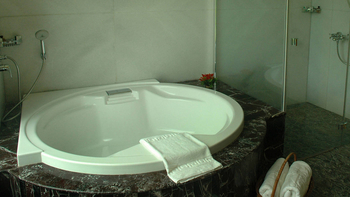 IORA The Retreat: Wanne