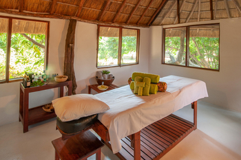 Kafunta River Lodge: Massagetisch