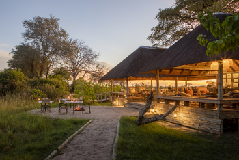 Little Sable Camp: Hauptbereich am Abend mit Beleuchtung
