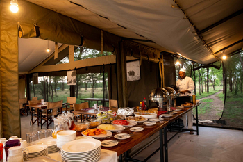 Mara Kati Kati Tented Camp: Gäste genießen Frühstück unter Akazien