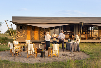 Namiri Plains Camp: Hauptzelt und Feuerplatz