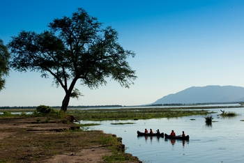 Nyamatusi Camp Nyamatusi Camp: Kanu am Ufer