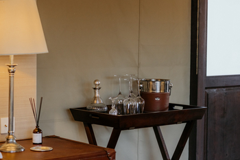 Otjiwa Thornbush Tented Camp: Edle Holztablett-Minibar mit Kristalldekanter