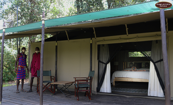 Porini Lion Camp: Deck vor dem Zelt