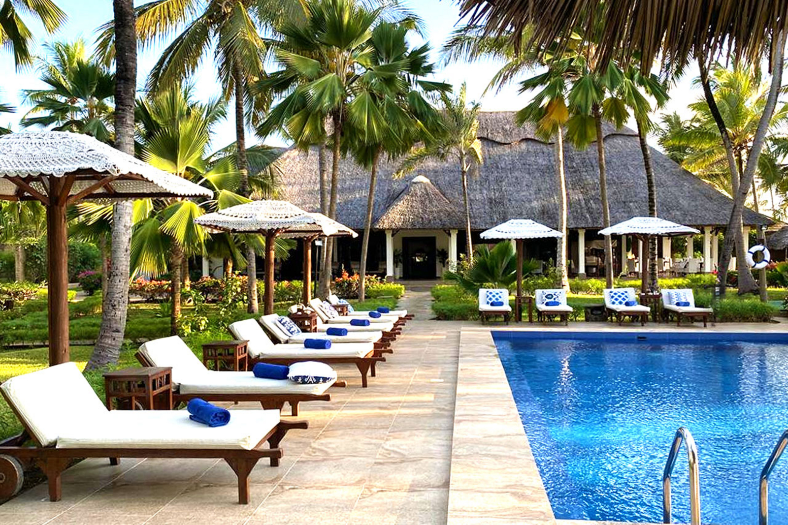 The Palms The Palms: Sonnenliegen am Pool