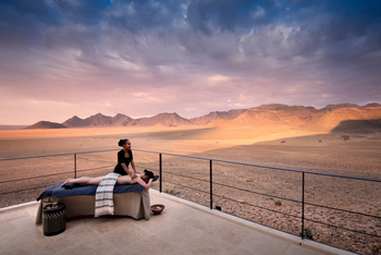 andBeyond Sossusvlei Desert Lodge: Treatment auf dem Balkon