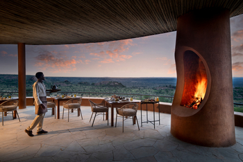 andBeyond Suyian Lodge: Kamin auf der Terrasse