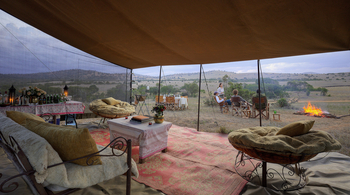 Borana Lodge Borana Lodge: Offenes Zelt mit Loungebereich