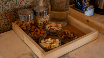 Brij Pola Brij Pola: Kekse und Nüsse