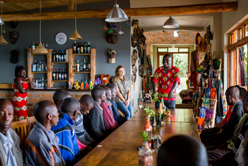 Chameleon Hill Forest Lodge: Fischergemeinde am Tisch