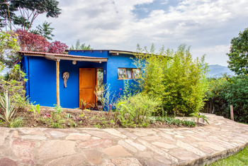 Chameleon Hill Forest Lodge: Gästeunterkunft blau