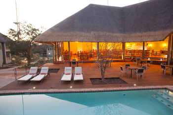 Chobe Bush Lodge Chobe Bush Lodge: Licht im Speisesaal