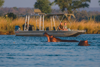 Classic Zambia Safaris Classic Zambia Safaris: Motorbootexkursion