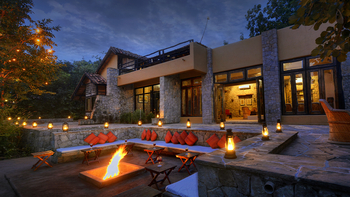 Kanha Earth Lodge: Lagerfeuer