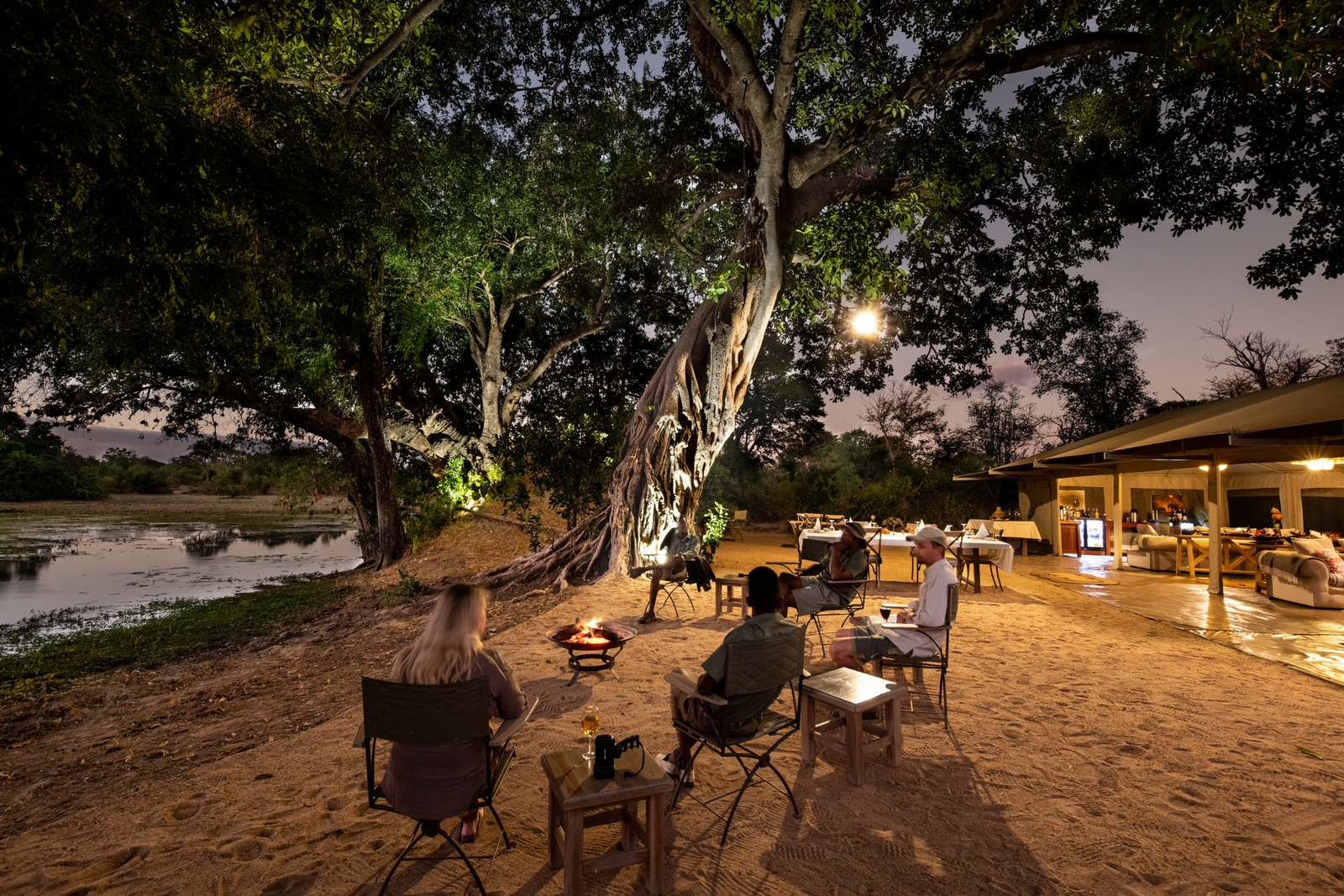 Ingwe Pan Camp Ingwe Pan Camp: Feuerplatz vor dem Hauptzelt