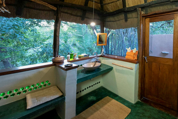 KaingU Safari Lodge: Grünes Gästebad