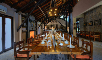 Kanha Earth Lodge: Langer Esstisch