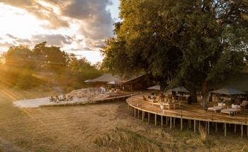 Kiri Camp: Geschwungenes Deck