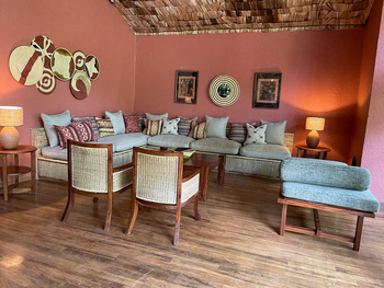 Mahogany Springs Safari Lodge: Lounge