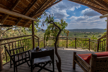 Mihingo Lodge: Sessel auf der Veranda