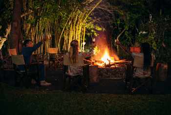 Moivaro Lodge: Gäste stoßen am Lagerfeuer an