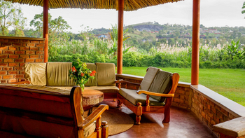 Moivaro Lodge: Outdoor Lounge mit Holzsofa