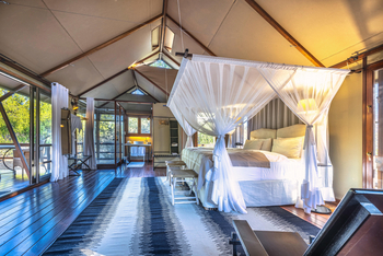 Mushara Outpost: Doppelbett mit Moskitonetz