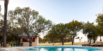 Namutoni Camp: Pool mit Liegestühlen