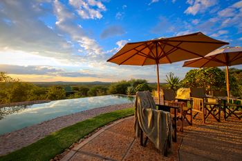 Otjiwa Mountain Lodge: Pool mit Blick