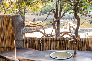 Painted Dogs Lagoon Camp: Offenes Gästebad