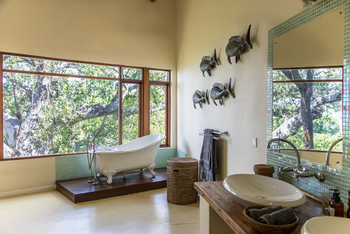 Pumulani Lodge: Freistehende Wanne